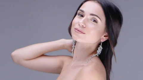 Beautiful woman posing in studio. She shows women's jewelry Vídeos de archivo 95486019