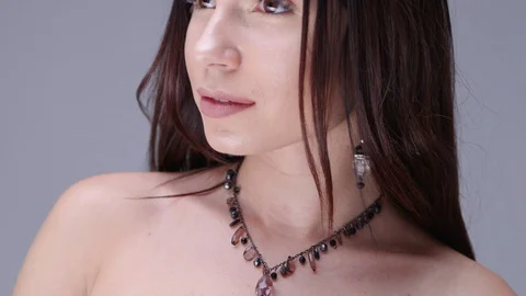 Beautiful woman posing in studio. She shows women's jewelry Vídeo Stock 95486632
