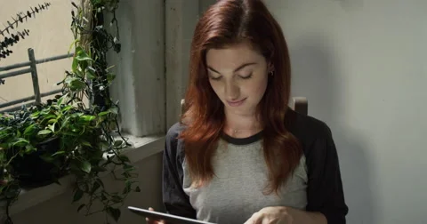 Beautiful woman using digital tablet Vídeo Stock 63373880