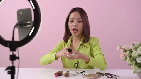 Beautiful woman using Ring light review cosmetic product and talking camera live 스톡 동영상 146052704