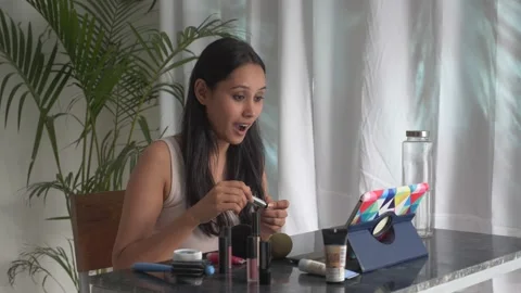 Beautiful woman watching makeup tutorial video ,learning how to do make up. Stock-Footage 150881353
