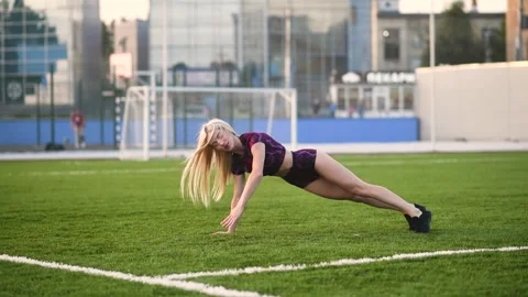 Beautiful young blonde doing abs exercise Video stock 138736642