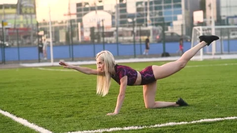 Beautiful young blonde doing abs exercise with raising her legs Video stock 138736662