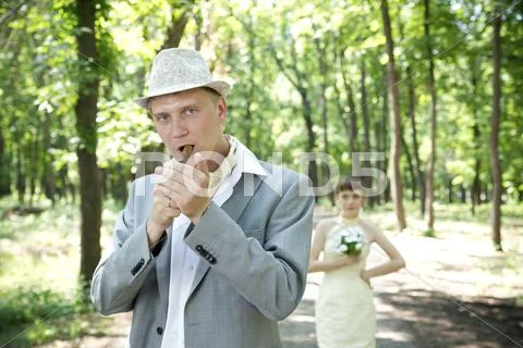 Beautiful young bride and groom Stock Photos