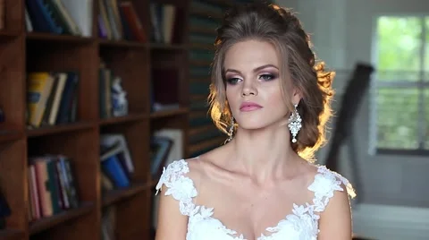 Beautiful young bride posing Video stock 68100108