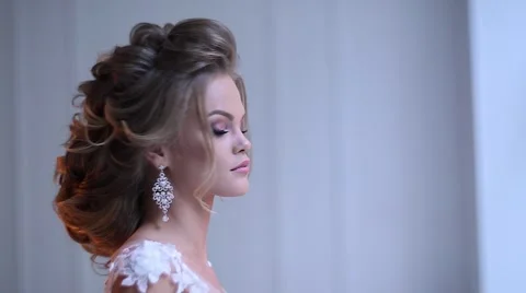 Beautiful young bride posing Stockbeeldmateriaal 68100525