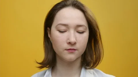 Beautiful young lady applying moisturizing cream. Beauty Skin care concept Stock-Footage 90122019