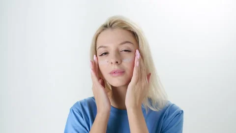 Beautiful young lady applying moisturizing creme, skin care concept. Stock Footage 146089202