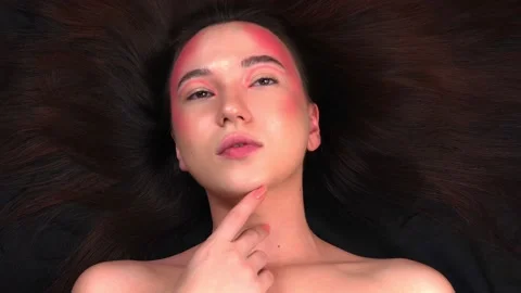 Beautiful young model posing for a photographer. Fashionable model Vídeo Stock 156550757