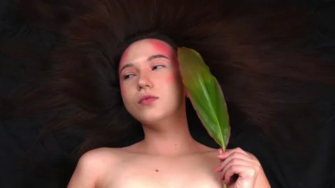Beautiful young model posing for a photographer. Vídeo Stock 156550826