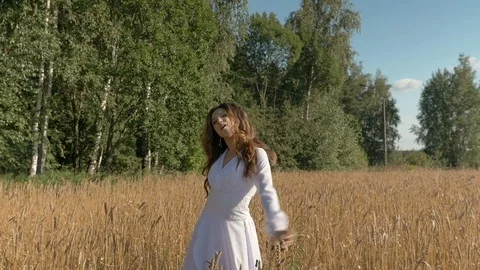 Beautiful young white woman singing with happiness on the field with wheat. Stock-Footage 80273553