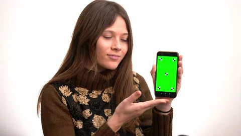 Beautiful young woman using and showing the screen of an smartphone Vídeos de archivo 202264357