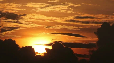 Beautifull sunset behind clouds Vidéo 998581