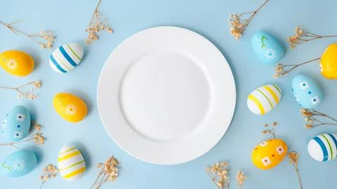 A beautifully arranged Easter table with festive decorations, traditional food 库存照片