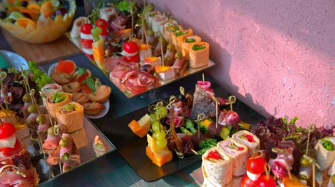 Beautifully decorated buffet table, canapés, rolls, vegetables, fish Vidéo 65421757