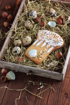 A beautifully decorated Easter gingerbread cookie, resembling a stylized bell Foto stock