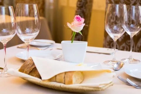 Beautifully decorated table in the restaurant. On the table is a vase with pink Foto stock