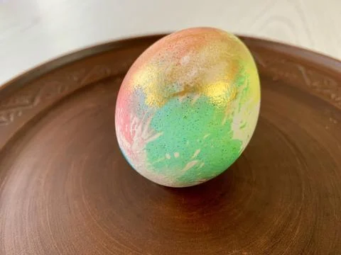 A beautifully designed easter egg features bright colors and swirling patterns. Stock-Fotos