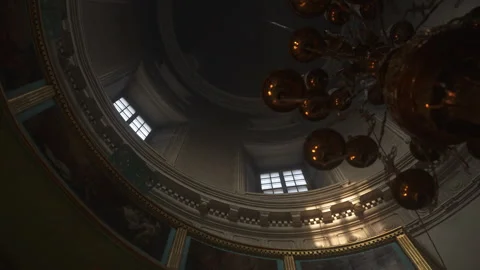 Beautifully Designed Elegant Interior Dome Featuring a Chandelier and Windows Vidéo 303817875