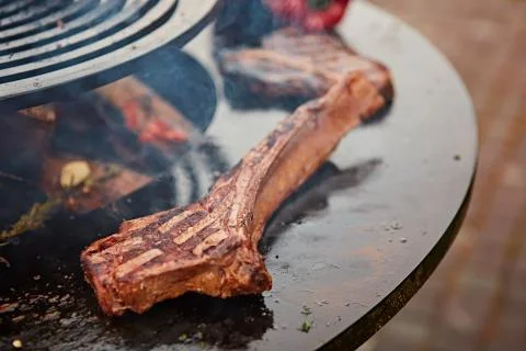 Beautifully seared tomahawk steak, medium rare to rare Stock-Fotos