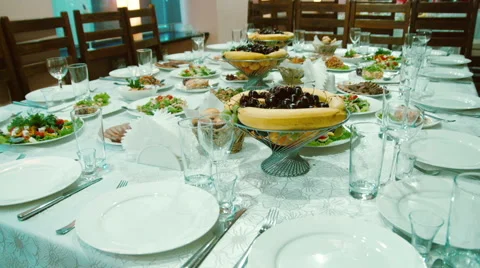 Beautifully served wedding table in the restaurant Stockbeeldmateriaal 64917491