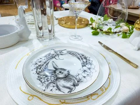 Beautifully set table with decorations for the Easter holiday. A small porc.. Foto stock