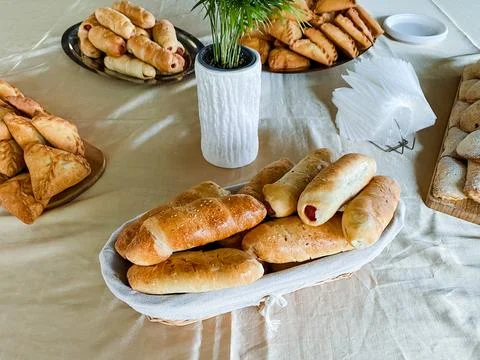 A beautifully set table features an array of freshly baked artisan breads a.. Foto stock