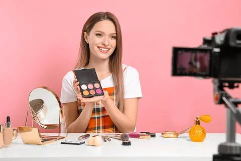 Beauty blogger filming make up tutorial on pink background 스톡 사진