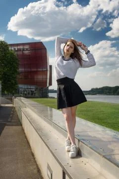 Beauty fashion model posing on city Foto stock