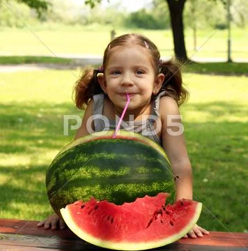 Beauty little girl summer scene.JPG Stock Photos