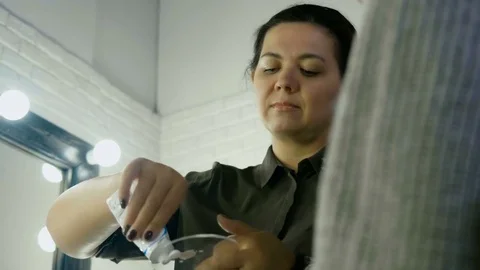 The beauty-master does the makeup of an beautiful girl 스톡 동영상 82062575