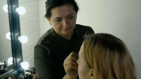 The beauty-master does the makeup of an beautiful girl 스톡 동영상 82067699