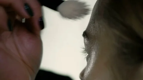 The beauty-master does the makeup of an beautiful girl 스톡 동영상 82067954