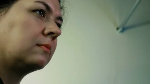 The beauty-master does the makeup of an beautiful girl 스톡 동영상 82073189