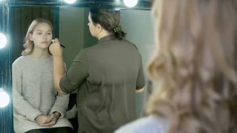 The beauty-master does the makeup of an beautiful girl 库存影片 82073351
