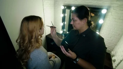 The beauty-master does the makeup of an beautiful girl 스톡 동영상 82076211