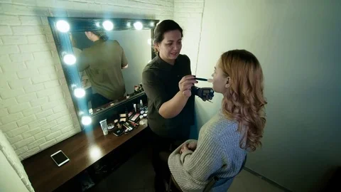 The beauty-master does the makeup of an beautiful girl Vidéo 82078849