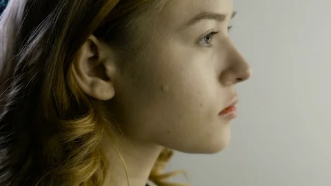 The beauty-master does the makeup of an beautiful girl 스톡 동영상 82080951