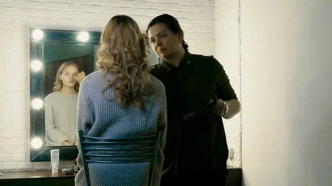 The beauty-master does the makeup of an beautiful girl 스톡 동영상 82081212