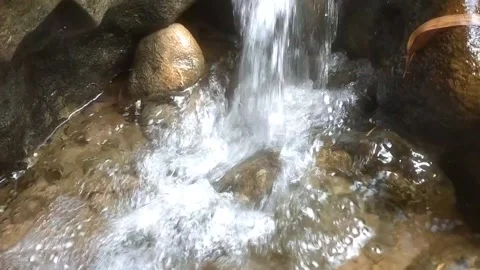 The Beauty of a Rocky Waterfall 库存影片 334836632