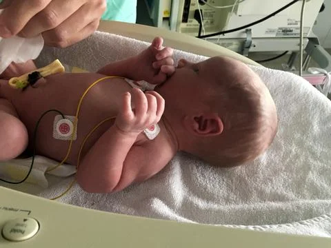 Bebé recién nacido en un examen médico realizado por un médico Stock Photos