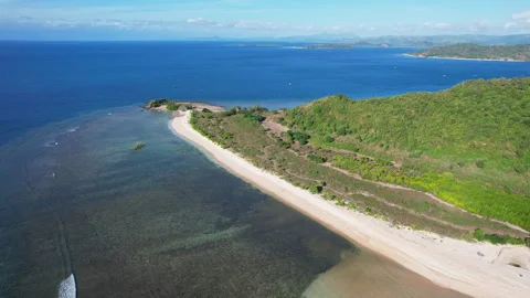 Bebera cape, at the edge of Bangko Bangko beach, Lombok, Indonesia Vidéo 337437627