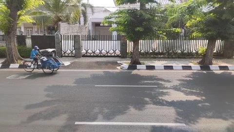 Becak lewat 스톡 동영상 264991074