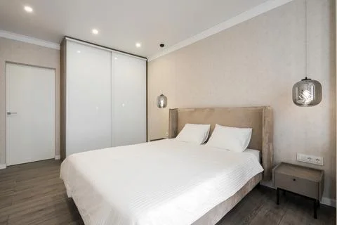 Bed in the bedroom interior 库存照片