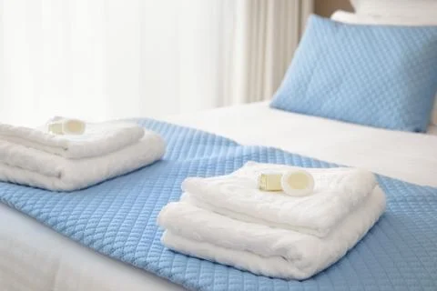 Bed with fresh towels Foto stock