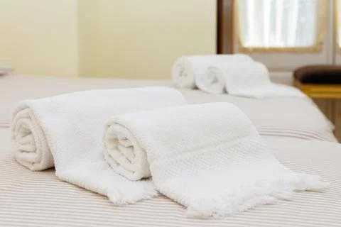 Bed with fresh towels Foto stock