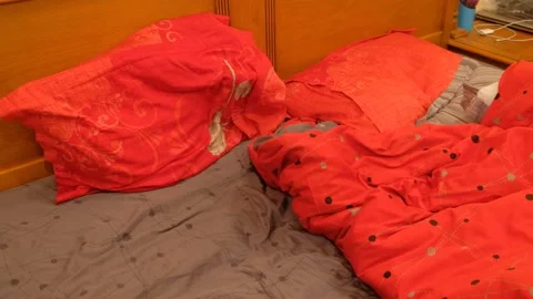 Bed linen of different colors on the bed Vídeo Stock 329902291