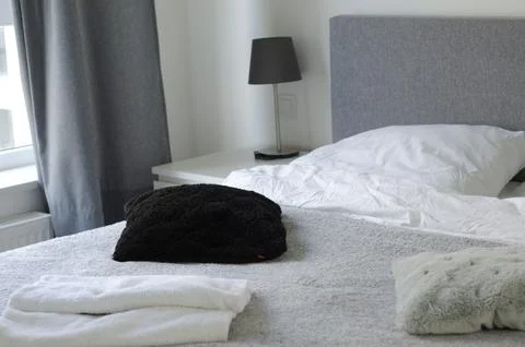 Bed with soft pillows. Interior stylish room with big bed Foto stock