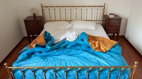 Bed stop motion 動画素材 83334879