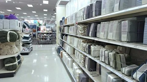 Bedding aisle stocked with packaged sheets inside retail store Foto stock